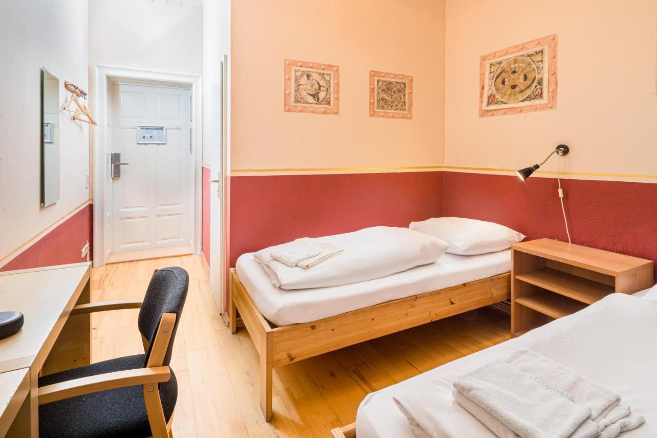 Mondpalast Hostel *